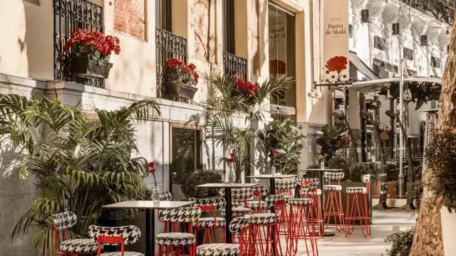 Escapada romántica con bombones y cava en un exclusivo hotel en la Puerta de Alcalá