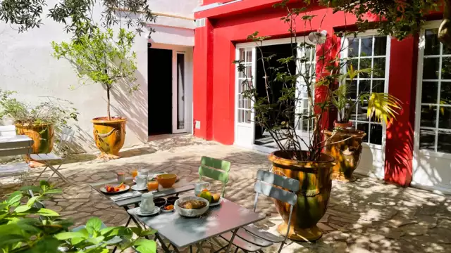 Escapada al corazón del recinto amurallado de Aigues-Mortes con acceso privado al spa