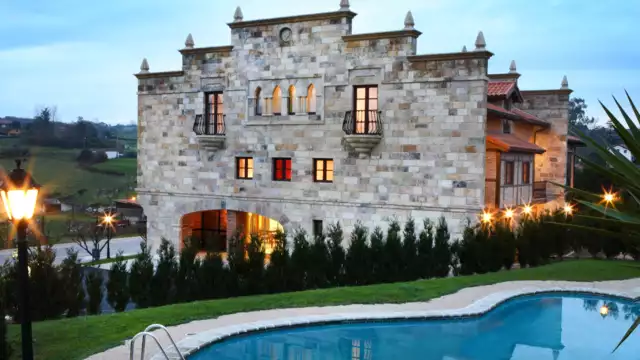 Romanticismo en pareja: habitación suite con bañera de hidromasaje y desayuno en Santillana del Mar