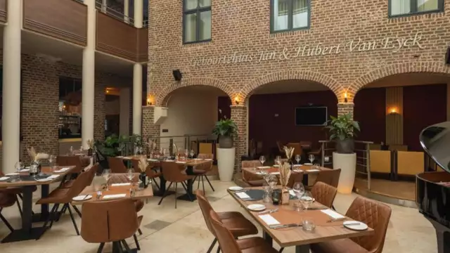 Culinair genot in Maaseik met gratis parking en fles bubbels op de kamer twin room