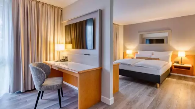 Promenade en bateau pour découvrir Düsseldorf et détente dans le spa