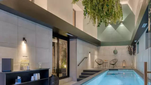 Escapada romántica con champán y spa en la habitación suite en Loudéac