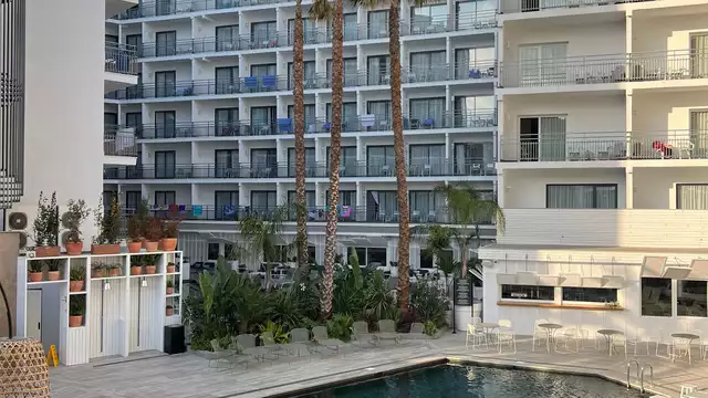 Escapada en pareja con cóctel a 100m de playa en moderno hotel 4* de Costa brava