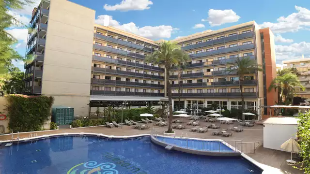 Geniet van volpension en het strand in een hotel in Salou
