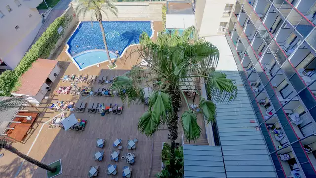 Découvrez les charmes de Salou en demi-pension dans une chambre vue piscine