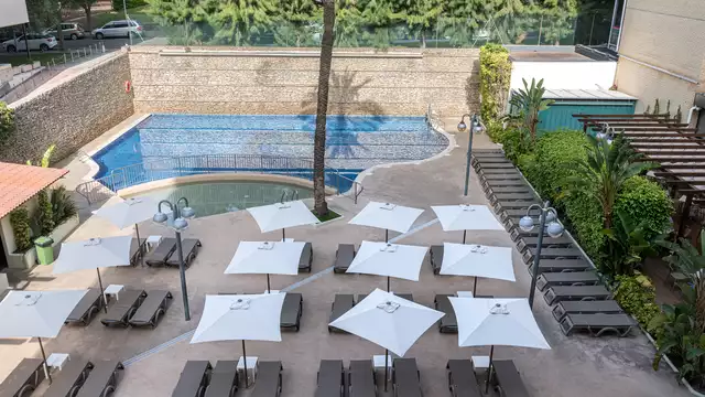 Demi-pension et billets pour PortAventura Park à Salou.