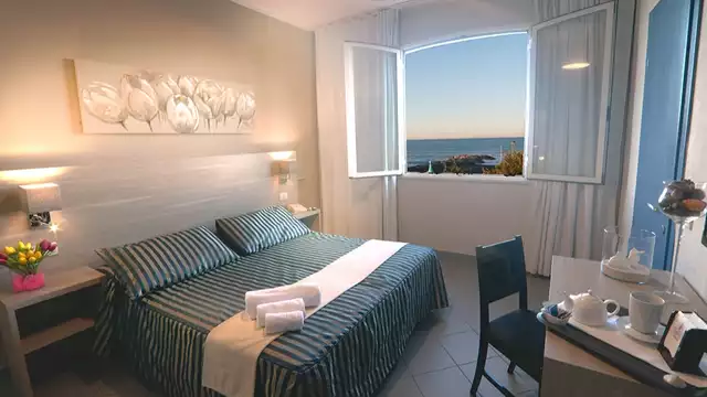 Verblijf in Toscane, in Marina di Cecina met kamer met zeezicht en ontbijt