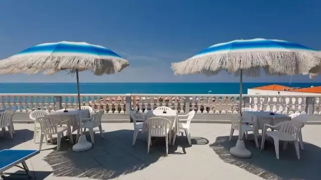 Séjour en Toscane avec vue sur la mer en demi-pension.