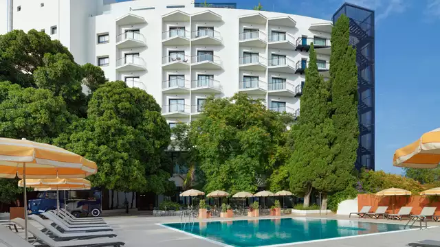 Escapada romántica con vistas al mar, cava y más en Tarragona