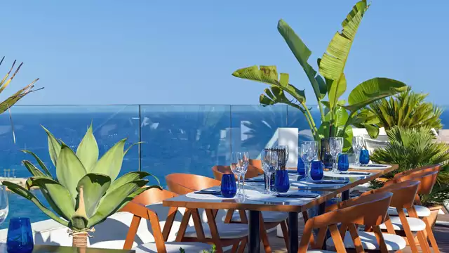 Escapada romántica con vistas al mar, cava y más en Tarragona