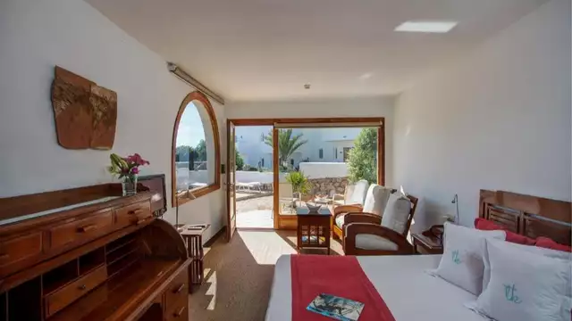 Disfruta de vistas al mar en este hotel boutique de Agua Amarga con desayuno y copa de bienvenida