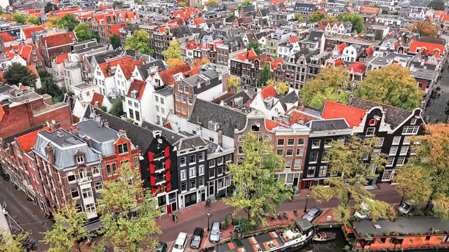 Geniet van een comfortabel en groot bed tijdens jouw bezoek aan Amsterdam