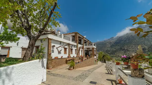 Escapada con botella de vino y visita al secadero de jamones de Trevelez
