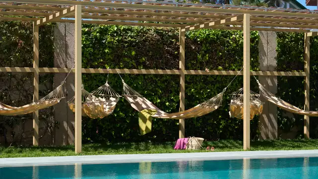 Escapada premium en suite con terraza y acceso directo a la piscina