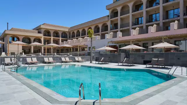 Escapada premium en suite con terraza y acceso directo a la piscina