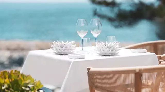 Fin de semana de lujo cerca de Marsella con cena de 6 platos, rosas, tratamiento y spa incluidos.