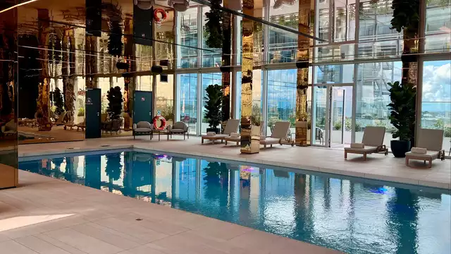 5-Sterren Nachten en Toegang tot het Panoramische Rooftop Zwembad Midden in Brussel