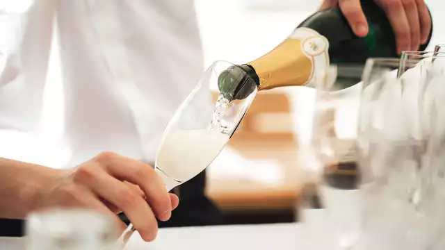 Romantisme dans une chambre deluxe avec piscine, sauna et champagne