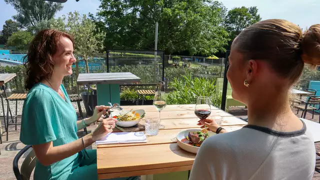 Profitez d’une nuit branchée et d’un dîner partagé pour deux à Amsterdam