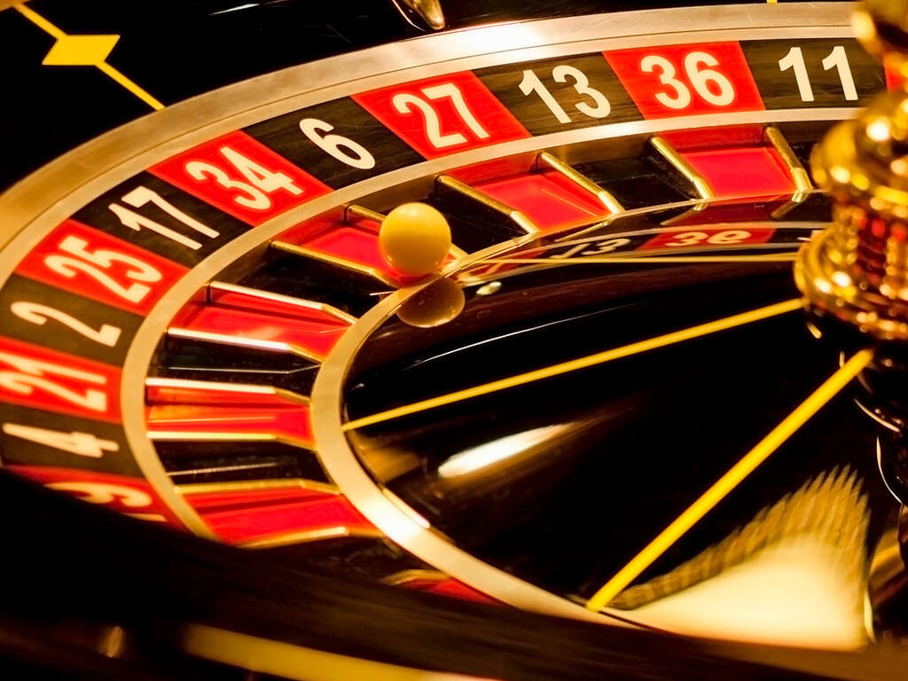 Faîtes vos jeux pour le Nouvel An 2025 à Tours avec dîner spécial, soirée et brunch - 4*