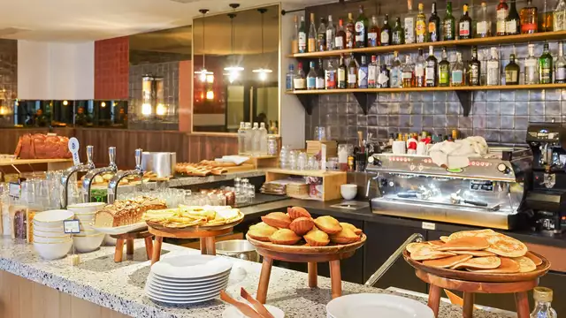 Romanticismo en un hotel de diseño en París, con champán, bombones y salida tardía