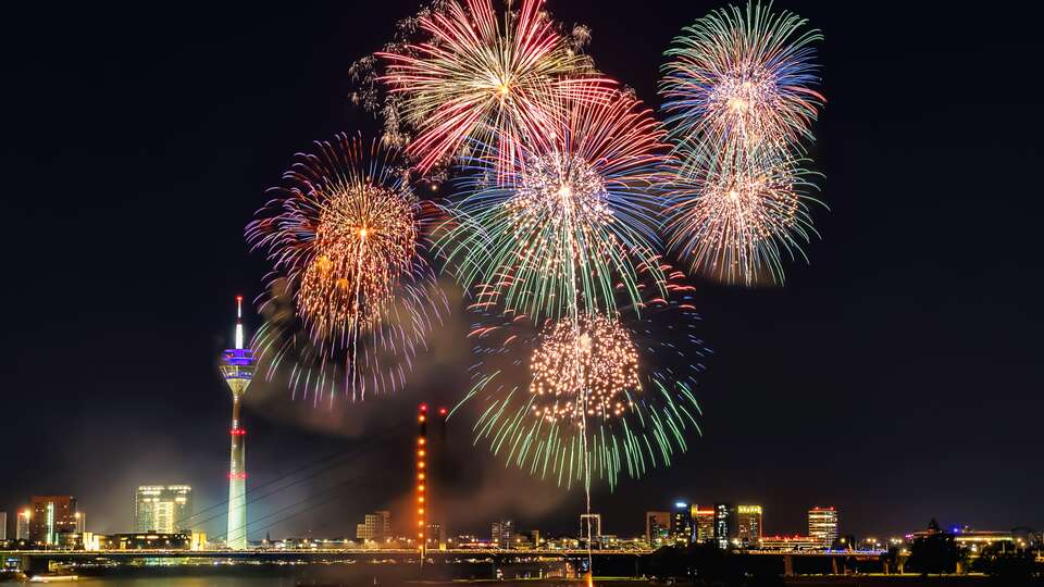 Vier oudejaarsavond in Dusseldorf met een vuurwerkshow boven de Rijn