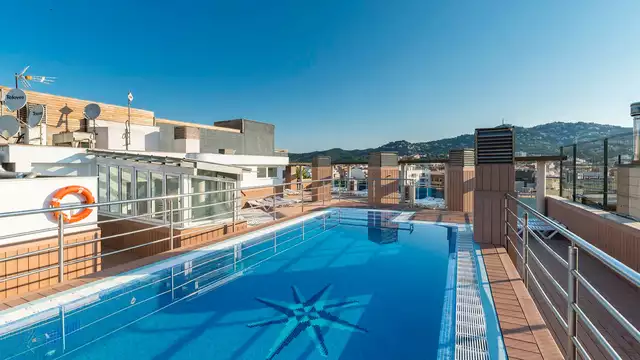 Geniet van een appartement met gedeeltelijk uitzicht op zee in Lloret de Mar