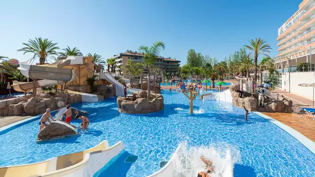 Vacances en famille (2 adultes et 2 enfants) en demi-pension à Lloret de Mar