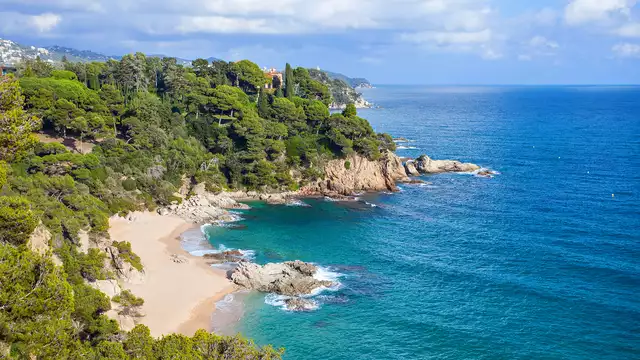 Relájate frente al mar de Lloret en pensión completa