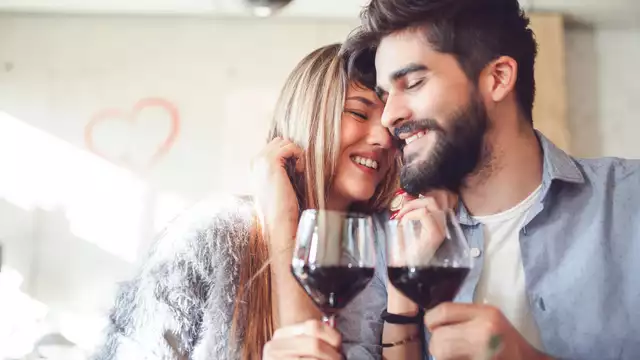 Escapade romantique avec un verre de vin et une touche romantique