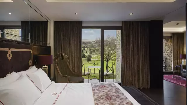 Escapade de luxe dans un hôtel moderne de Gorraiz dans une suite junior avec accès au spa.