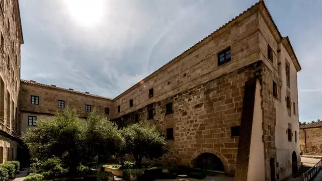Escapada con cena y botella de cava en un antiguo convento reformado de Salamanca