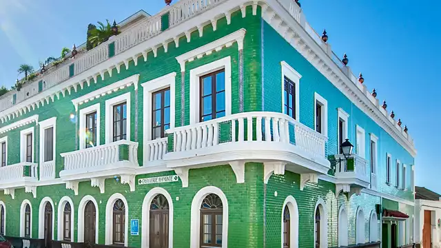 Brinda con una botella de cava en este bonito apartamento en Ayamonte