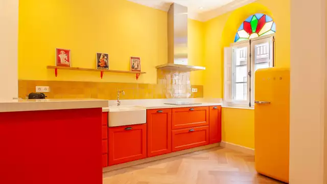 Brinda con una botella de cava en este bonito apartamento en Ayamonte