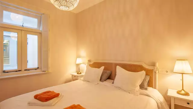 Brinda con una botella de cava en este bonito apartamento en Ayamonte