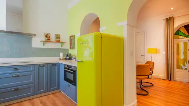 Brinda con una botella de cava en este bonito apartamento en Ayamonte