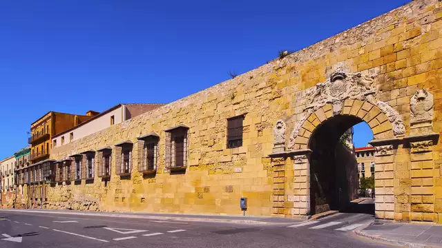 Alójate en el Morell con botella de vino incluido