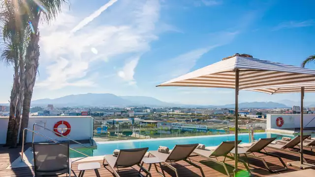 Escápate a Málaga en este moderno hotel con cena, piscina y late check-out