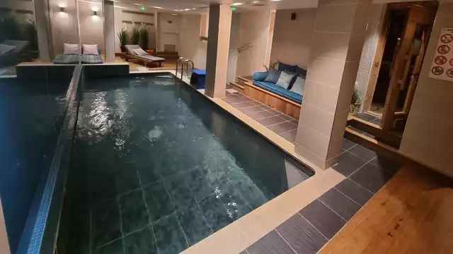 Séjour en chambre Deluxe avec piscine et sauna à deux pas de l'Arc de Triomphe