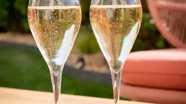 Cofanetto malizioso e champagne per una fuga romantica ad Auray