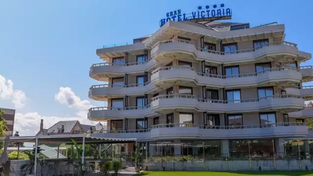 Enamórate frente la playa del Sardinero en habitación con terraza y botella de cava