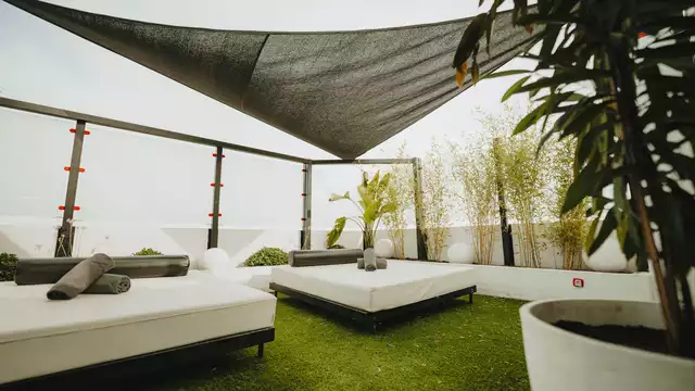 Escapada romántica en Málaga con botella de cava, detalles y salida tardía