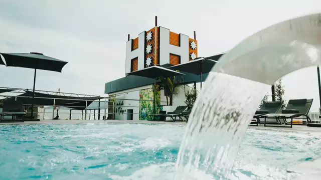 Escapada romántica en Málaga con botella de cava, detalles y salida tardía