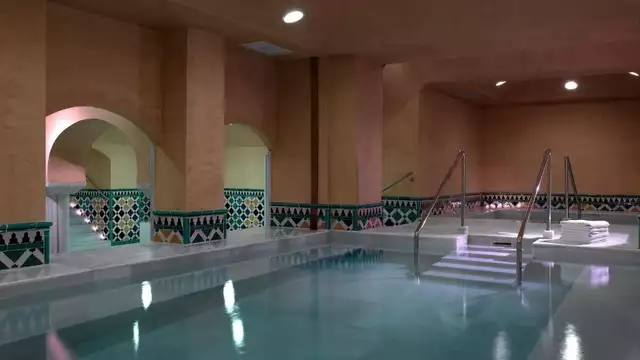 Escapade détente avec circuit arabe, cava, chambre supérieure et bien plus encore.