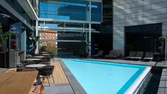 Ontdek het mooiste Barcelona op een kamer met zeezicht in een hotel met zwembad op het dak