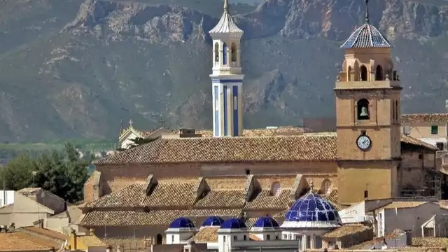 Fuga per visitare il bellissimo centro storico di Hellín con colazione e parcheggio inclusi.