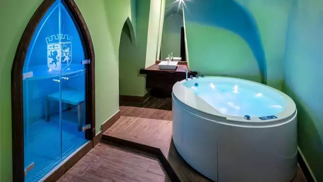 Escapada romántica: noche en el Castillo de Limatola en suite con jacuzzi y hammam