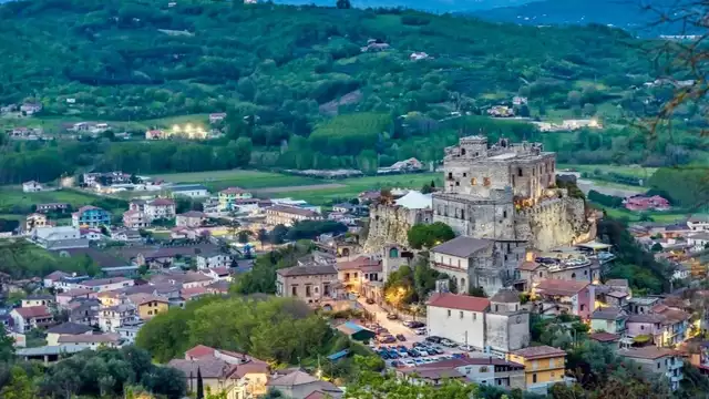 Escapada romántica: noche en el Castillo de Limatola en suite con jacuzzi y hammam