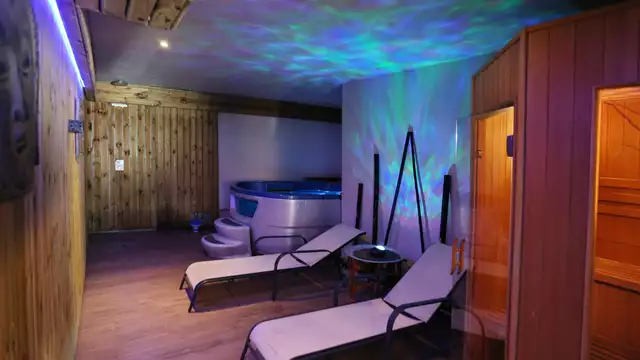 Escapade détente avec bain d'hydromassage, spa privé dans le Montseny