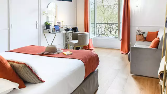 Estancia romántica enclavada en el corazón de una antigua residencia del siglo XVIII en Versalles.